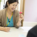 Gli studenti della scuola Genki di Tokyo durante una classe di origami 