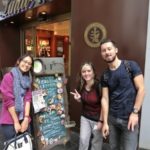 Gli studenti della scuola Genki di Tokyo visitano il caffè dei gatti