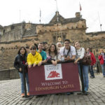 Gli studenti della CES Edimburgo di fronte al castello di edimburgo