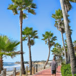Gli studenti della scuola Converse di San Diego durante una passeggiata in spiaggia