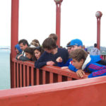 Gli studenti della Converse school di San Francisco sul Golden Gate Bridge