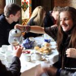 Gli studenti della ELC di Brighton si godono un  cream tea