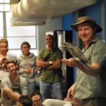 Gli studenti della scuola ELC di Sydney con un guest speaker