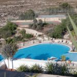 La piscina e il campo di tennis del Salini Resort di Malta
