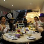 Gli studenti della scuola English in Chester prendono un tè dal Cappellaio Matto (Mad Hatters)