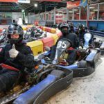 Gli studenti della scuola English in Chester vanno sui go-kart