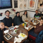 Gli studenti della scuola English in York al Magpie Café a Whitby