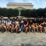 Studenti della FLS New York che giocano a softball nel campus