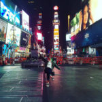 Una studentessa della FLS New York in visita a Broadway, New York