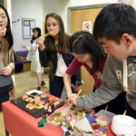 Gli studenti ad una serata di cibo internazionale