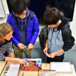 Gli studenti preparano dei regali di Natale per beneficenza