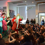 Gli studenti partecipano ad uno spettacolo di natale dello staff