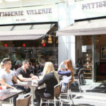 Gli studenti in un cafè nelle vicinanze della scuola
