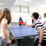 Tavolo da tennis nella scuola