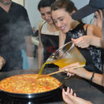 Gli studenti del Colegio de España imparano a cucinare la paella Valenciana