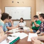 Gli studenti della scuola Genki Fukuoka in classe