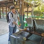Gli studenti della scuola Genki Fukuoka al tempio Kushida shrine