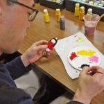 Gli studenti della scuola Genki Fukuoka ad una lezione di pittura delle bambole