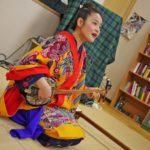 Gli studenti della scuola Genki Fukuoka assistono all'Okinawa Shimasen show