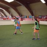 Gli studenti della scuola Colón Language Center giocano a calcio