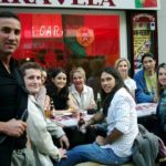 Gli studenti della scuola Colón Language Center in un pub di Amburgo