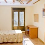 La camera da letto di un appartamento condiviso presso la stessa struttura della scuola Eureka