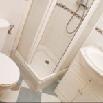 Il bagno con cabina doccia di un monolocale della scuola Eureka