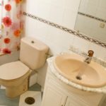 Il bagno con vasca da bagno di un monolocale della scuola Eureka