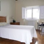 La camera da letto di un appartamento condiviso vicino alla scuola Eureka