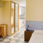 La camera da letto di un monolocale della scuola Eureka