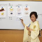 Un'insegnante della scuola Genki Fukuoka in kimono
