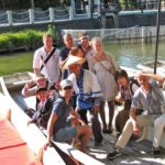 Gli studenti della scuola Genki Fukuoka fanno una gita in barca a Yanagawa