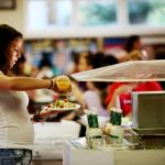 La sala da pranzo con il buffet per i pasti del Camp Eagle Hill