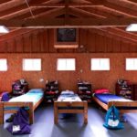 Letti singoli nell'alloggio in capanna del Camp Eagle Hill 