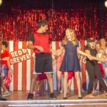 Dei campeggiatori del Camp Eagle Hill si esibiscono in uno spettacolo teatrale