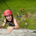 Un campeggiatore del Camp Eagle Hill mentre fa l'arrampicata sportiva