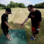 I campeggiatori del Camp Eagle Hill durante una lezione di golf