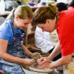 Dei campeggiatori del Camp Eagle Hill durante un corso di ceramica