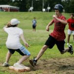 I campeggiatori del Camp Eagle Hill giocano a baseball