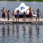 Dei campeggiatori del Camp Eagle Hill nuotano nel lago privato