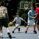 I campeggiatori del Camp Eagle Hill giocano a basket