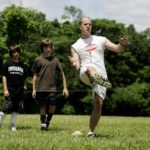 I campeggiatori del Camp Eagle Hill giocano a calcio