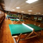 La sala giochi con tavoli da ping pong del Camp Eagle Hill