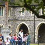 Gli studenti della scuola Bede's Lancing nel cortile