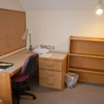 La scrivania di una stanza da letto del residence del Lucy Cavendish College 
