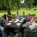 Gli studenti del programma Studio Cambridge Sir Laurence si rilassano in giardino