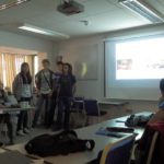 Uno studente del programma della Sir Laurence in un'aula