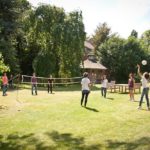 Gli studenti del programma Studio Cambridge Sir Laurence giocano a pallavolo