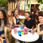 Gli studenti del programma Studio Cambridge Sir Laurence durante la pausa pranzo