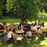 Gli studenti del programma Studio Cambridge Sir Laurence partecipano a dei giochi nel giardino